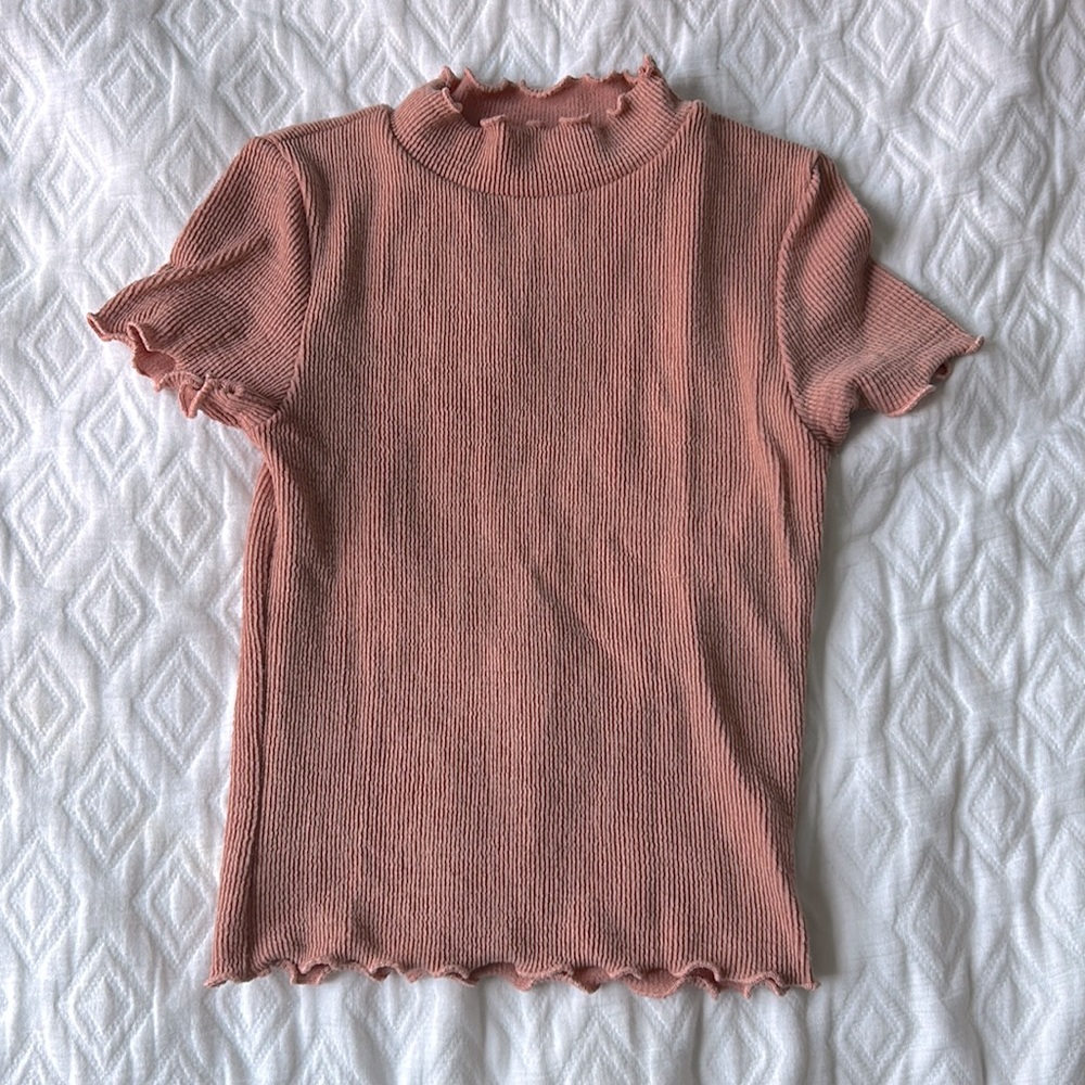 Cute stretchy pink shirt with ribbed material.